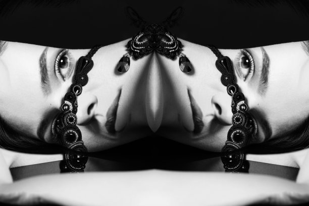 漂亮的女人花项链和耳环精美的艺术工作室肖像图片下载