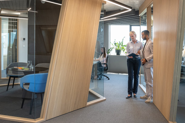 男女员工在移动办公室图片下载