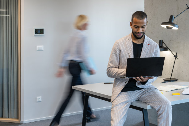 男女员工在移动办公室图片下载