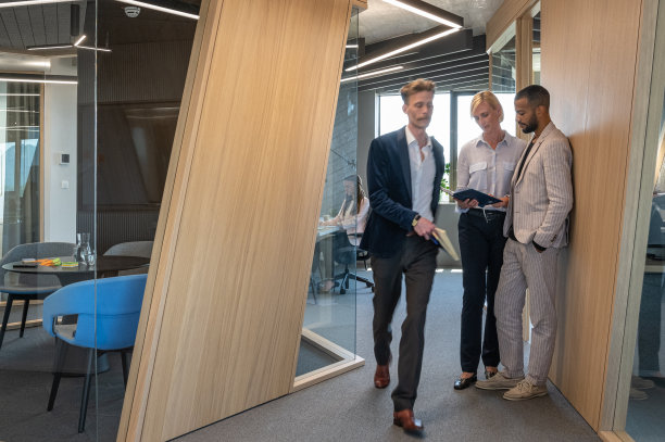 男女员工在移动办公室图片下载