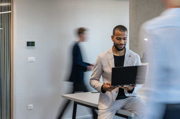 男女员工在移动办公室图片下载