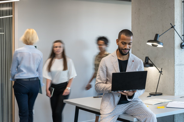 男女员工在移动办公室图片下载