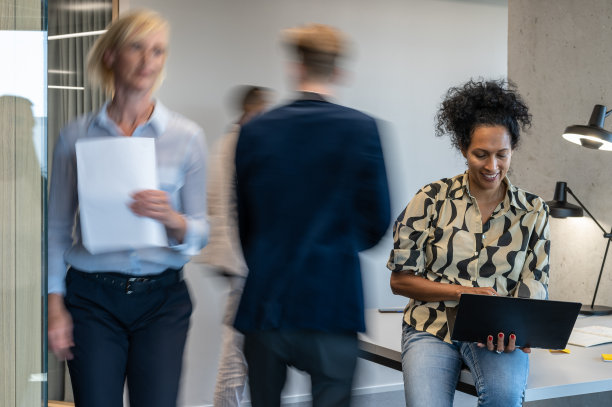 男女员工在移动办公室图片下载