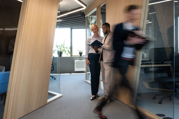 男女员工在移动办公室图片下载