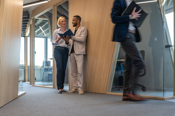 男女员工在移动办公室图片下载