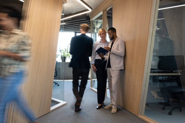 男女员工在移动办公室图片下载