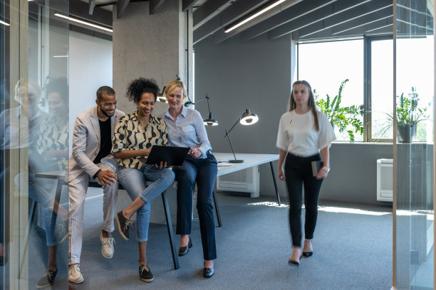 男女员工在移动办公室图片下载