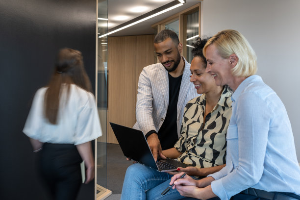 男女员工在移动办公室图片下载