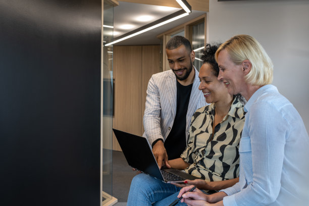 男女员工在移动办公室图片下载