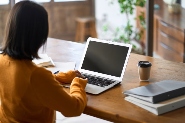 亚洲女性正在浏览网站图片下载