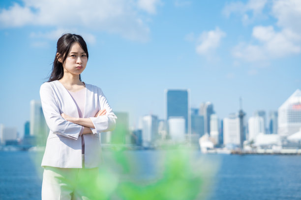 年轻的女商人表现出消极情绪图片下载