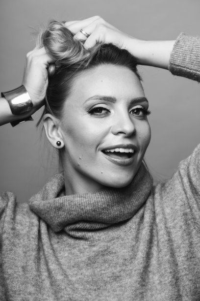 美丽的女人在头发上的手的工作室肖像图片下载