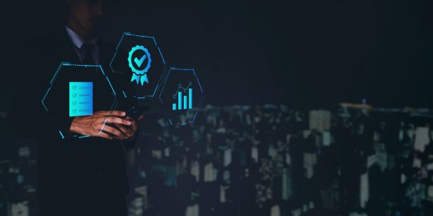 商人展示3d渲染的顶级服务标志-质量保证，数字ISO概念图片下载