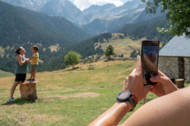 在青山的背景下拍摄白人女性和她的孩子的照片图片下载