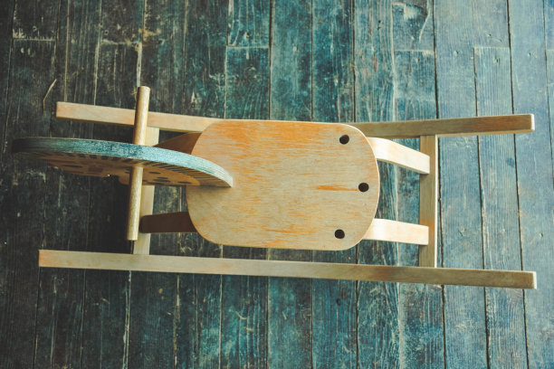 儿童木制摇椅。孩子的玩具。木马供孩子们坐着摇图片下载