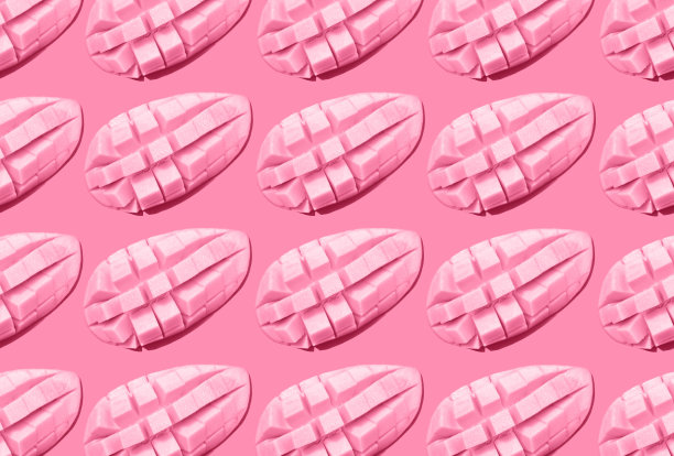 商店衣架上的毛衣，2023年的概念色Viva品红色。图片下载