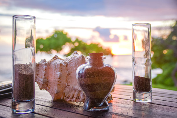 填满沙子的心形空地图片下载