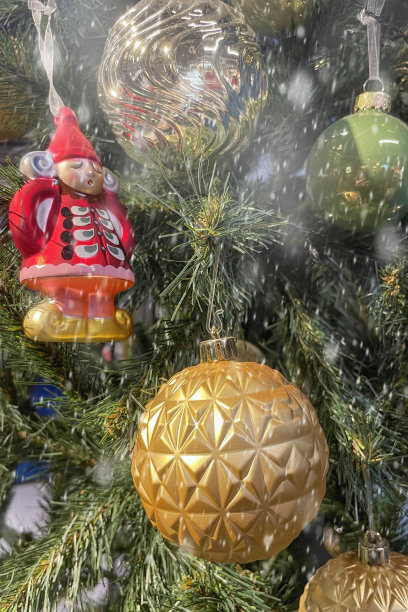 圣诞和新年松树装饰和雪的效果。图片下载