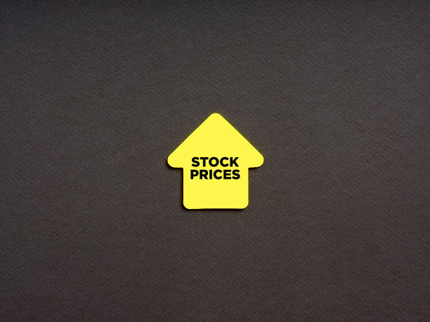 提高股票价格在证券市场业务和金融理念。“股票价格”一词写在箭头形状的便签纸上。图片下载