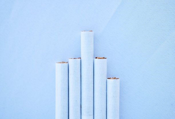香烟，桌子和模型的保健习惯，药物危险和肺癌疾病意识的蓝色背景。放大，烟草烟雾产品和包装吸烟健康安全模拟纹理图片下载