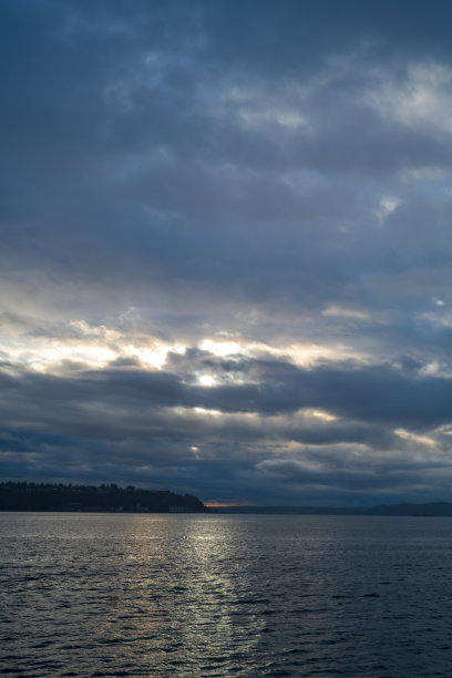 普吉特湾多云的秋天日落图片下载