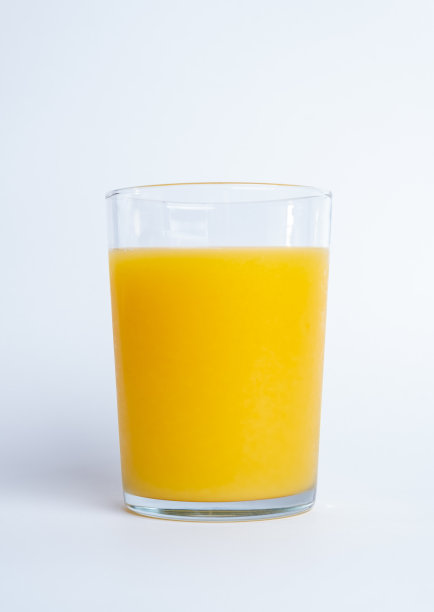 一杯橙汁，白色背景图片下载