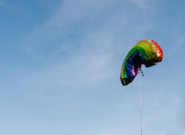 彩虹气球在天空-股票照片图片下载