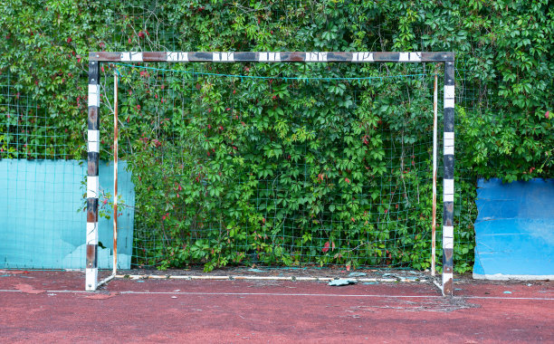 街道上的迷你足球球门图片下载