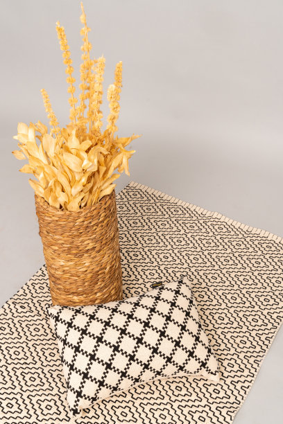 地毯工作室拍摄，浅灰色背景图片下载