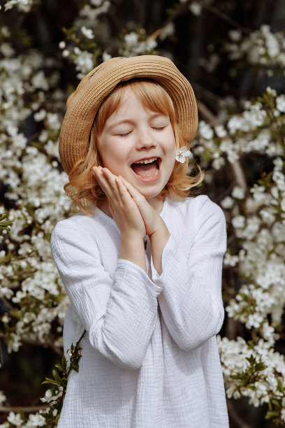 穿着白裙子的漂亮女孩图片下载