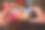 女人手拿智能手机，用发光的花环和圣诞礼物拍摄圣诞室内图片下载