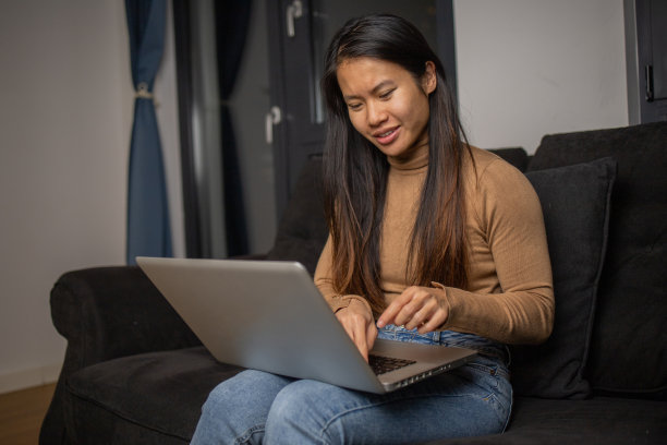 年轻女性在家工作图片下载