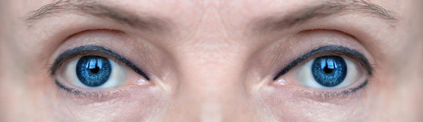 蓝色的女性眼睛闭上了。图片下载