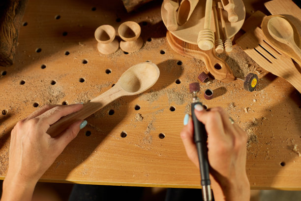 女职工使用动力工作工具，坟器为木器，勺子图片下载