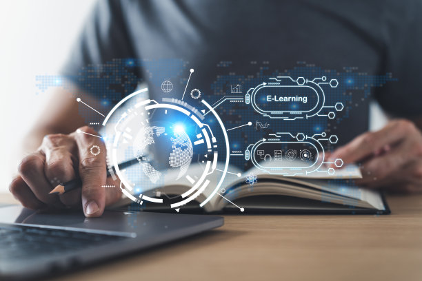 商务人士或大学生使用笔记本电脑进行在线教育学习或在家里通过互联网学习知识。远程学习和培训课程或通过网络空间进行电子学习图片下载