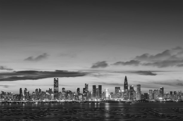 中国深圳黄昏时分的天际线。从香港边境看图片下载