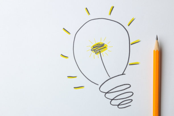 概念创意。创意的概念。在灯光背景上画了灯泡。比喻,灵感。图片下载
