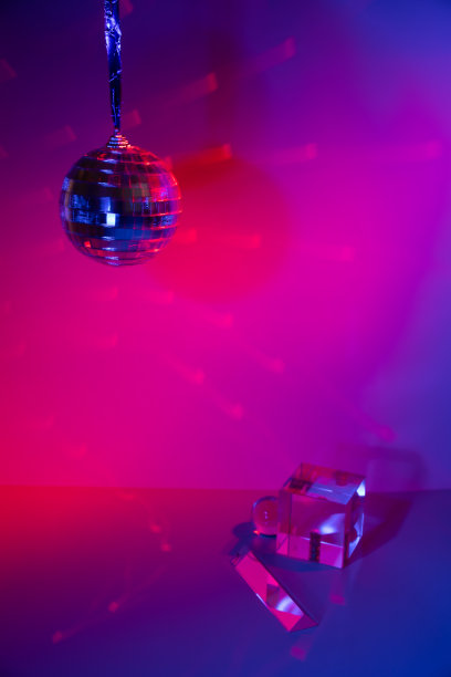 玻璃棱镜和彩色光球图片下载