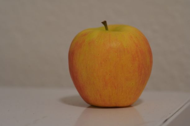 白色背景上的黄红苹果特写图片下载