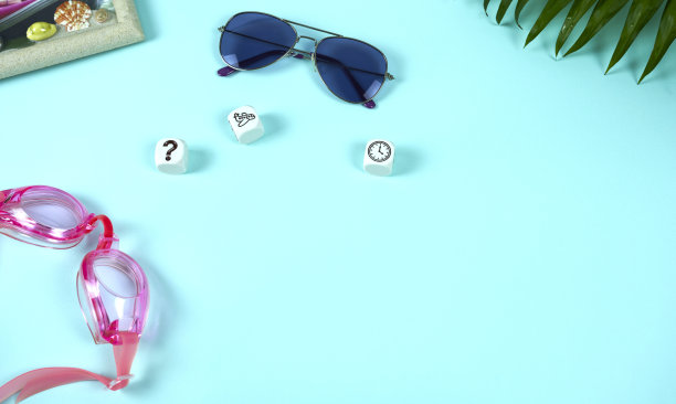 带有相框和绿松石背景立方体的太阳镜。这个概念就是假期计划。图片下载