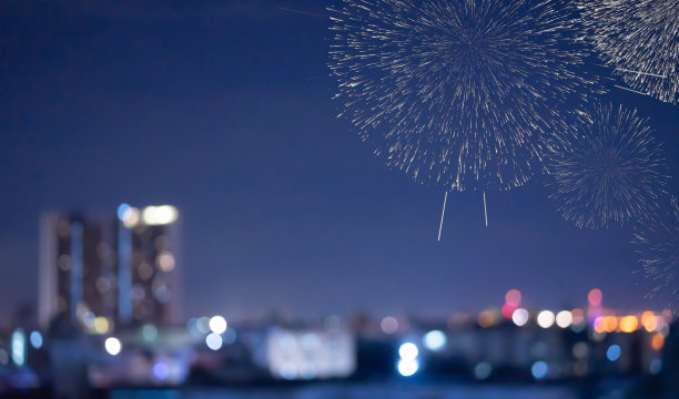 摘要展示了一组爆炸的烟花明亮的光，充满活力的彩色和落下的火在夜空背景上闪烁，为快乐的新年节日概念图片下载