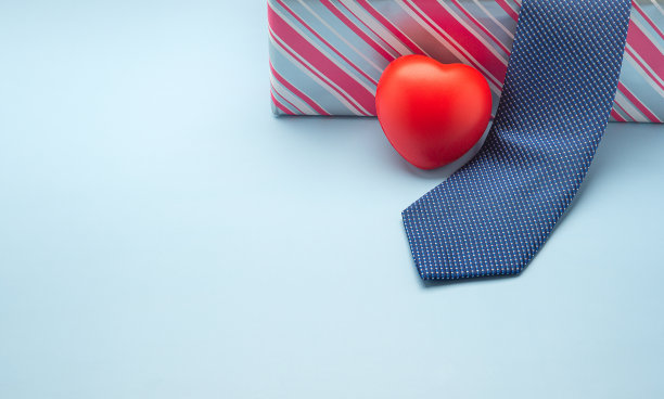 祝您父亲节快乐，蓝色领带，红色心形，蓝色背景有文字空间的礼品盒。侧视图图片下载