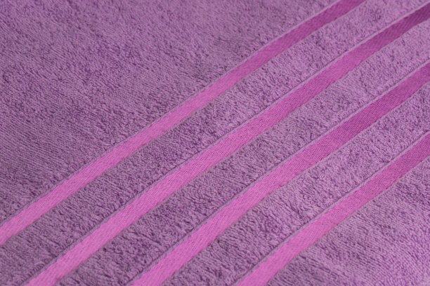 多色毛巾布浴巾，孤立在白色背景上图片下载
