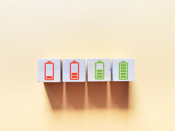 热情的员工概念与电池图标上的木块。图片下载