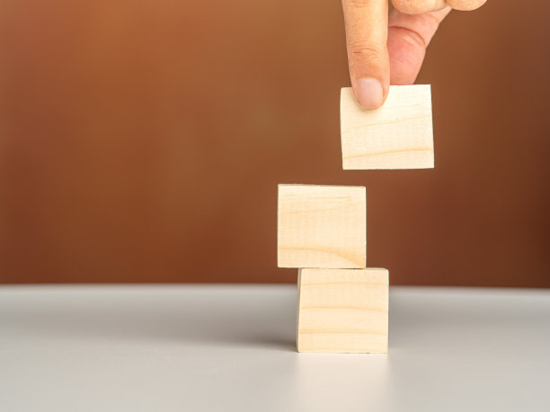 特写手拿空木块的白色桌子与复古的背景图片下载