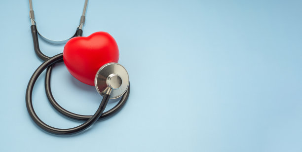 一个听诊器和浅蓝色背景上的红心图片下载