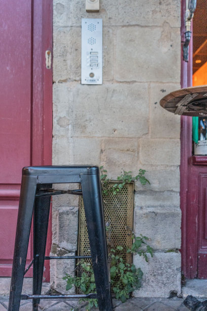 吧台前竖着一张黑凳子图片下载