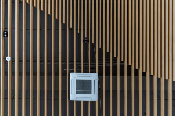 木质弧形天花板，带照明和通风图片下载