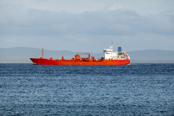 载重货船航行图片下载