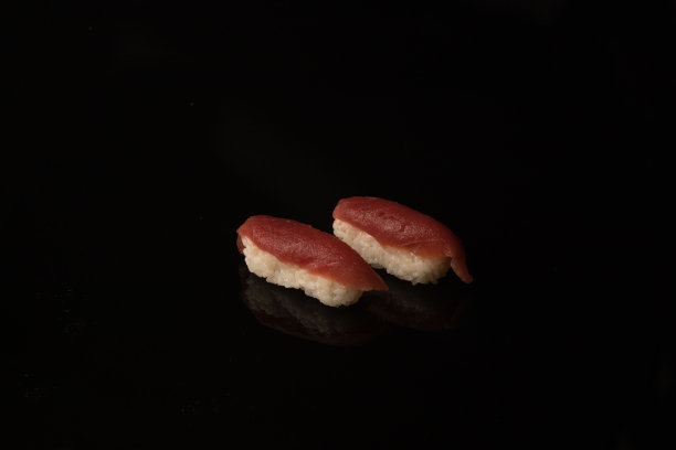 黑色背景上的浦卷生鱼片图片下载